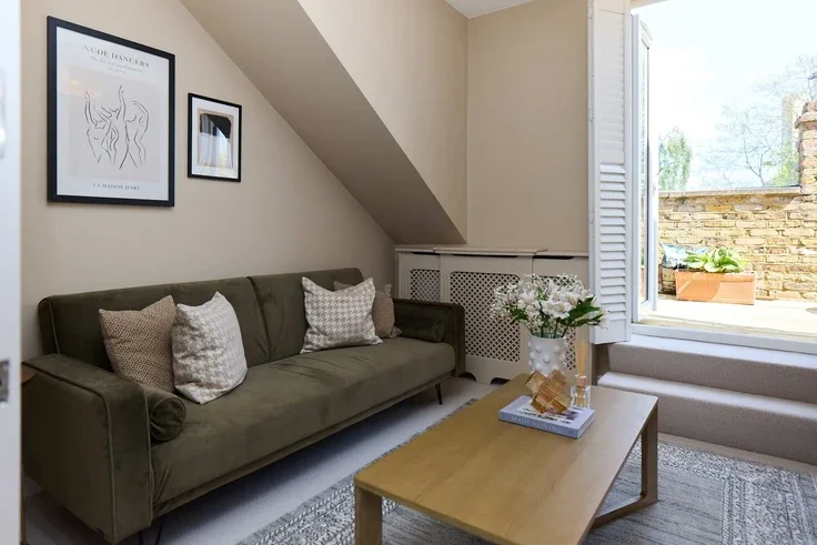 Flat Santos Road in Greater London