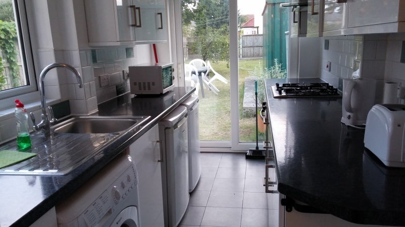 Room Millfield Avenue in Greater London