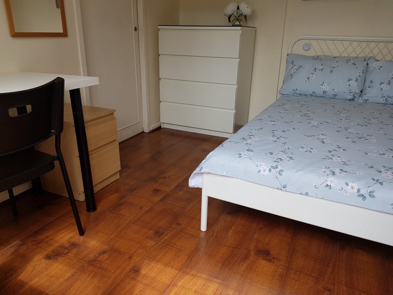 Room Millfield Avenue in Greater London