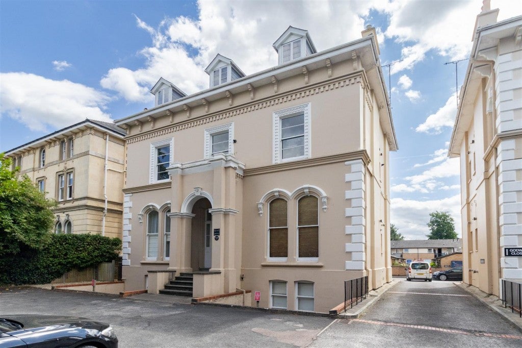 Flat Pittville Circus Road in Cheltenham