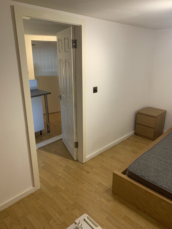 Room Cowley Road in Greater London