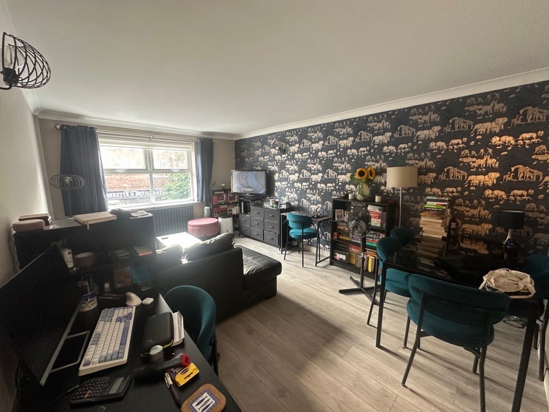 Room Falcon Road in Greater London