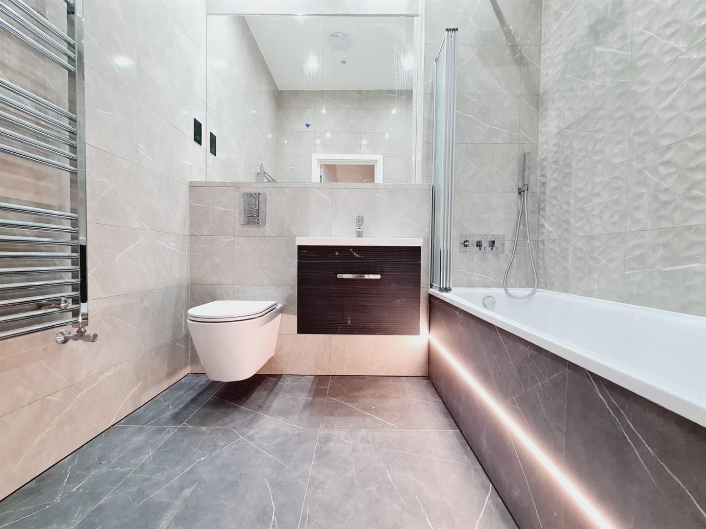 Flat Woodcote Road in Greater London
