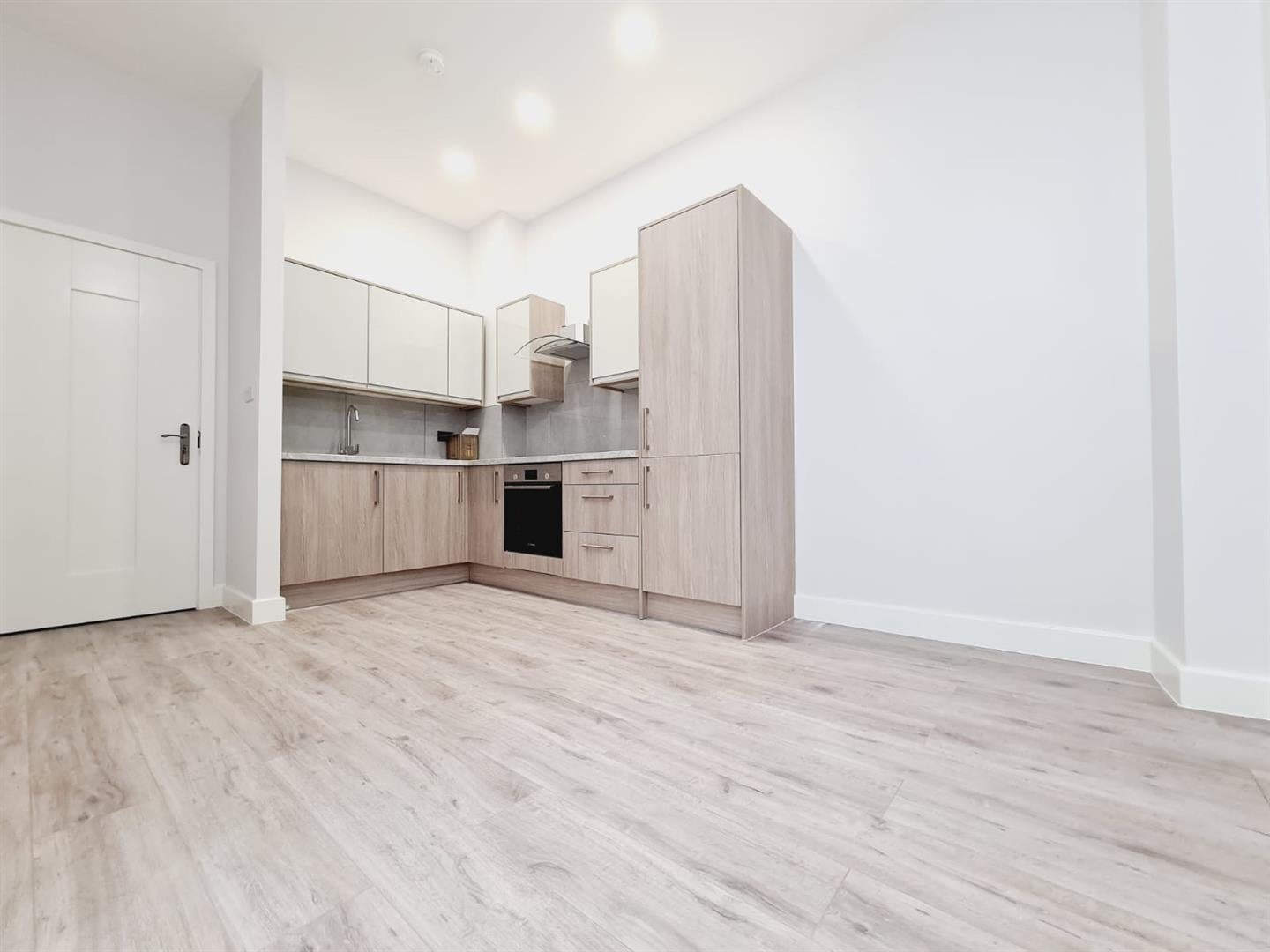 Flat Woodcote Road in Greater London