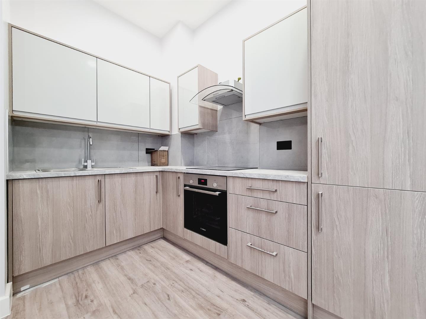 Flat Woodcote Road in Greater London