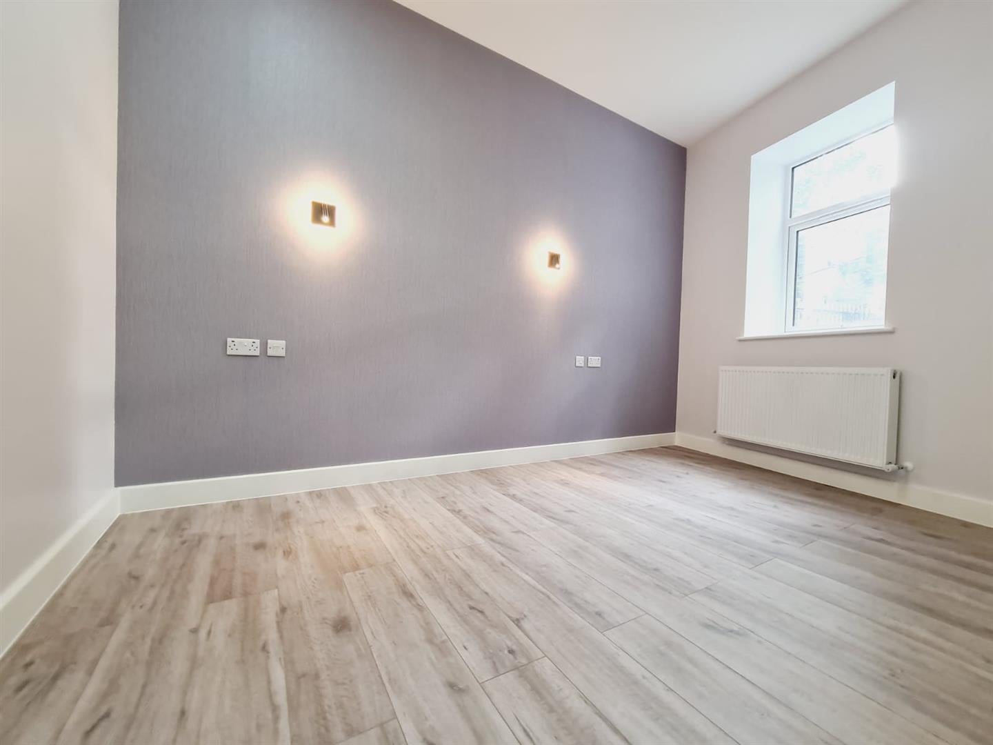 Flat Woodcote Road in Greater London
