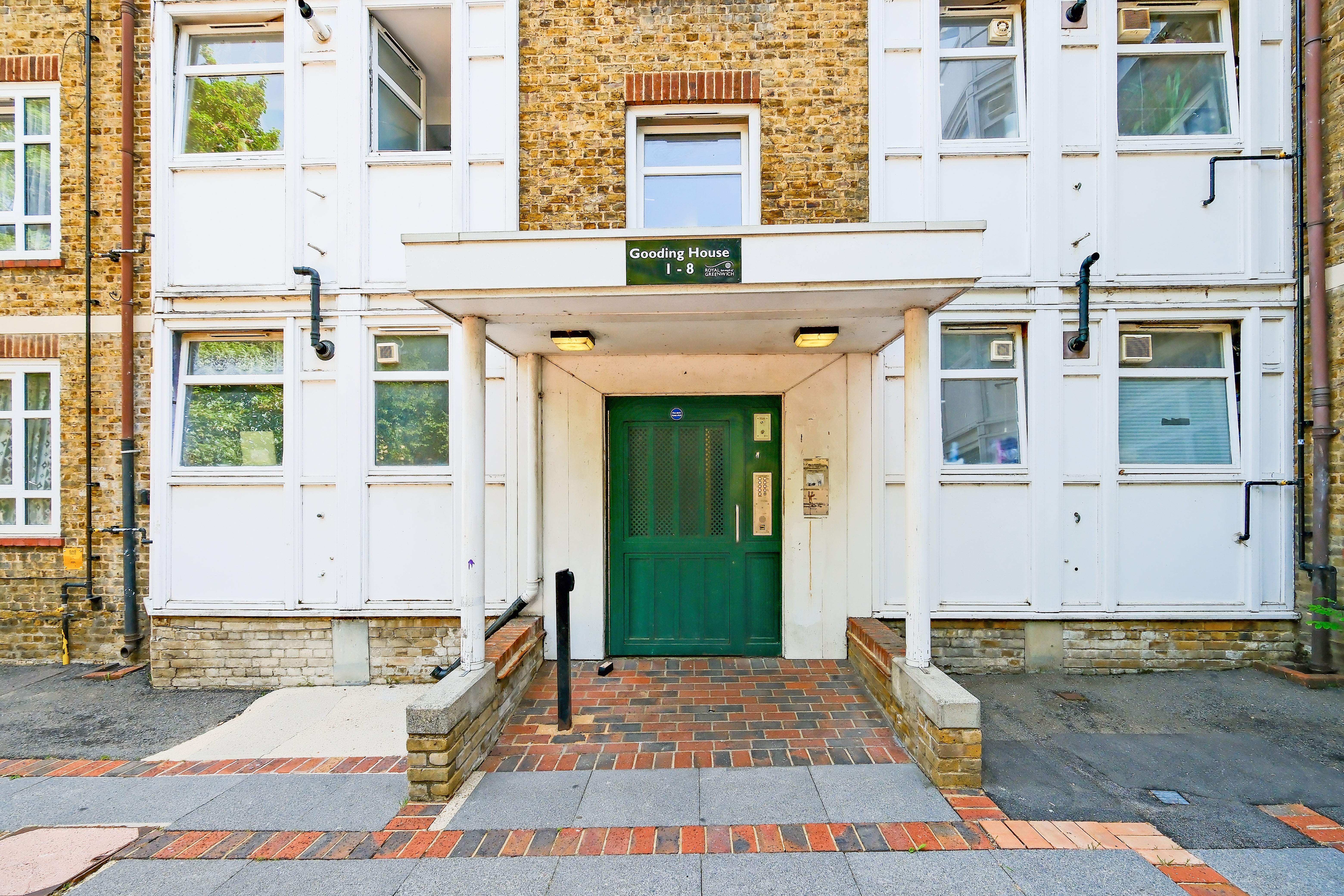 Flat Gooding House in Greater London