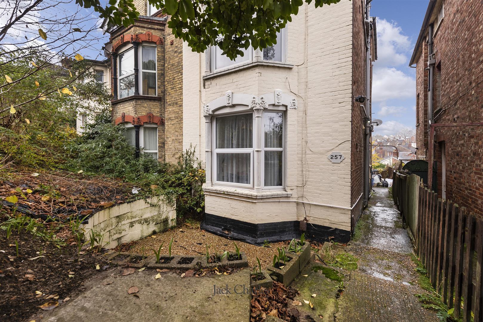 Flat Upper Grosvenor Road in Tunbridge Wells