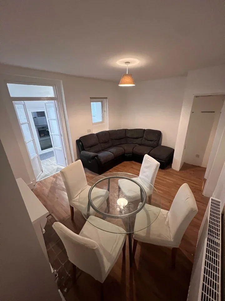 Room Sidney Road in Greater London