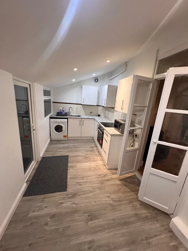 Room Sidney Road in Greater London