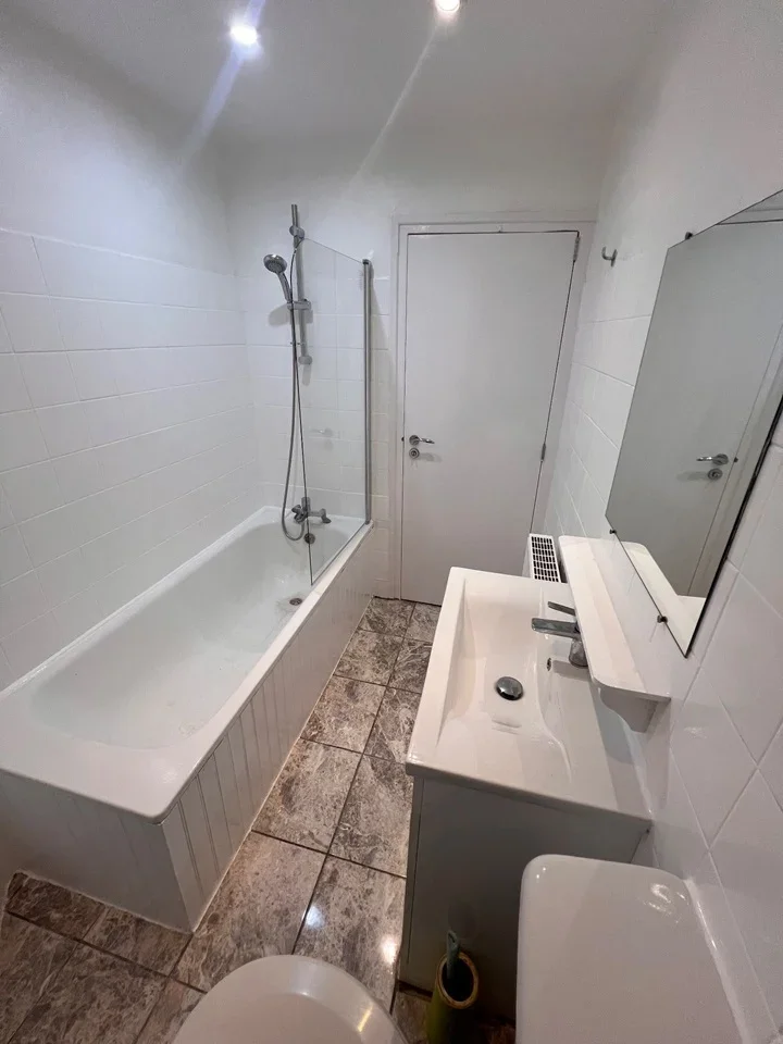 Room Sidney Road in Greater London