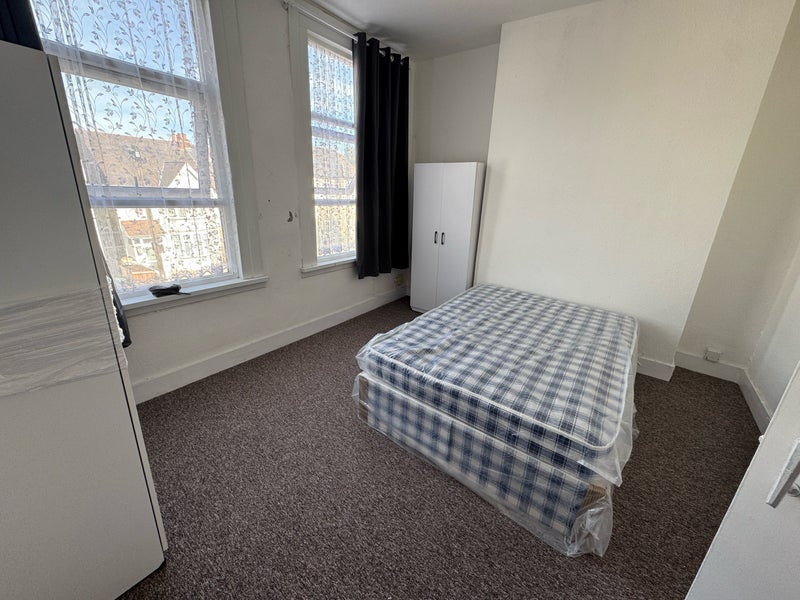 Room Atherton Road in Greater London