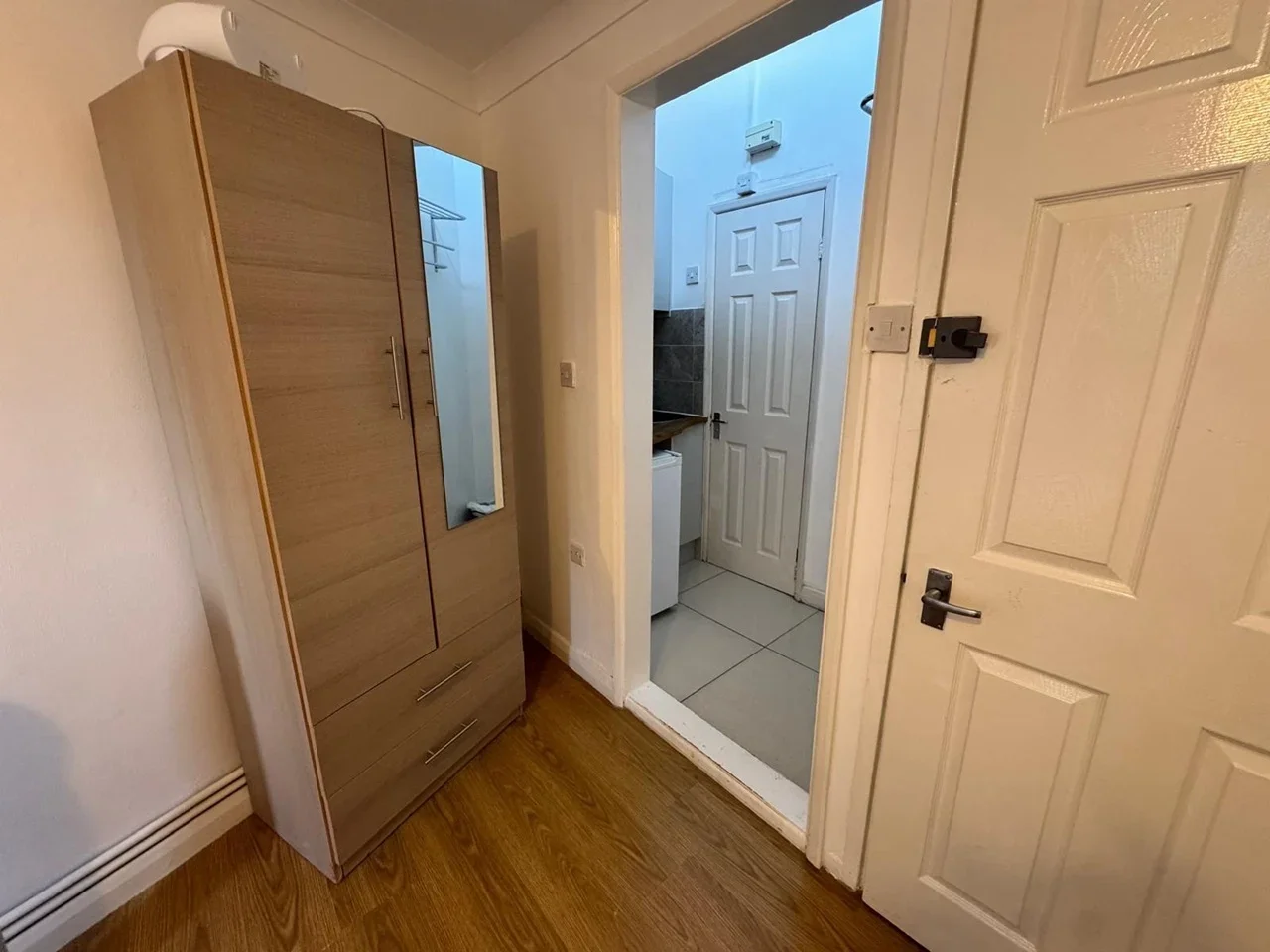 Flat Plaistow Lane in Greater London