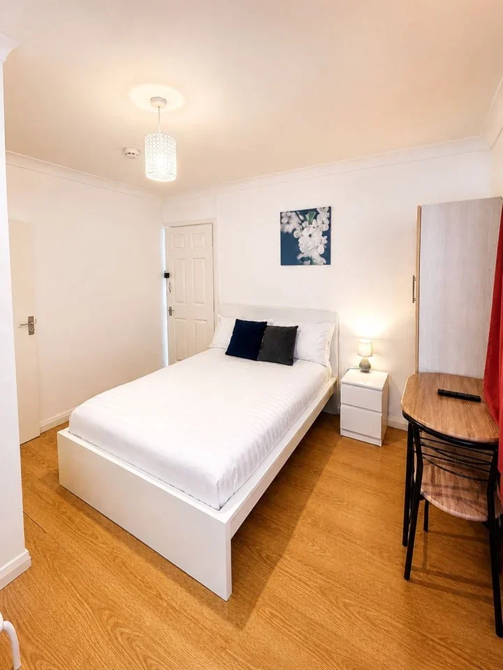 Flat Plaistow Lane in Greater London