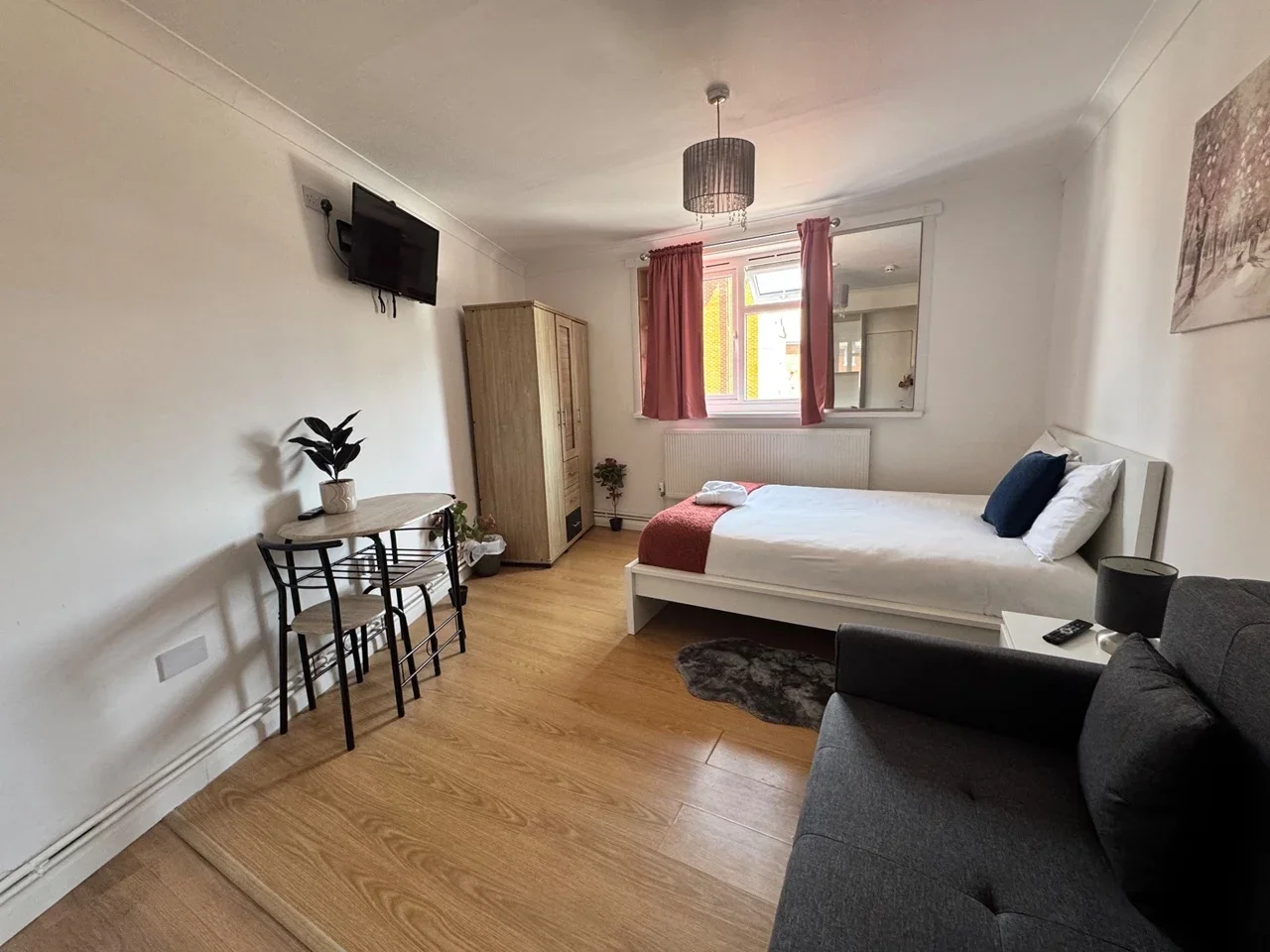 Flat Plaistow Lane in Greater London