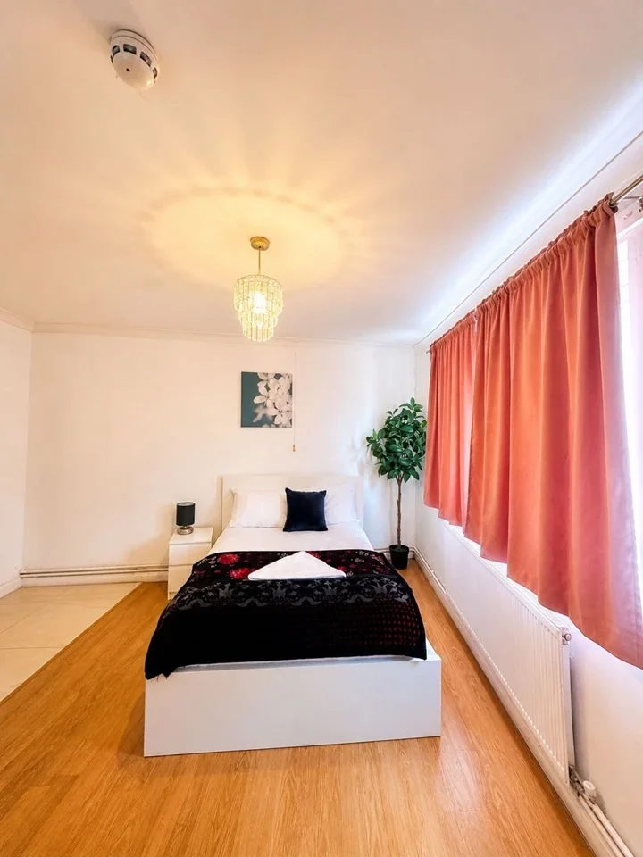 Flat Plaistow Lane in Greater London