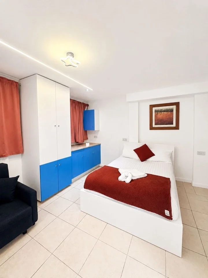 Flat Plaistow Lane in Greater London
