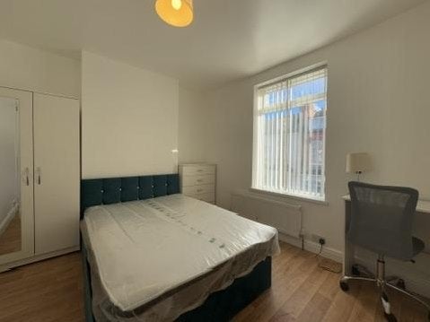 Room Daisy Road in Birmingham