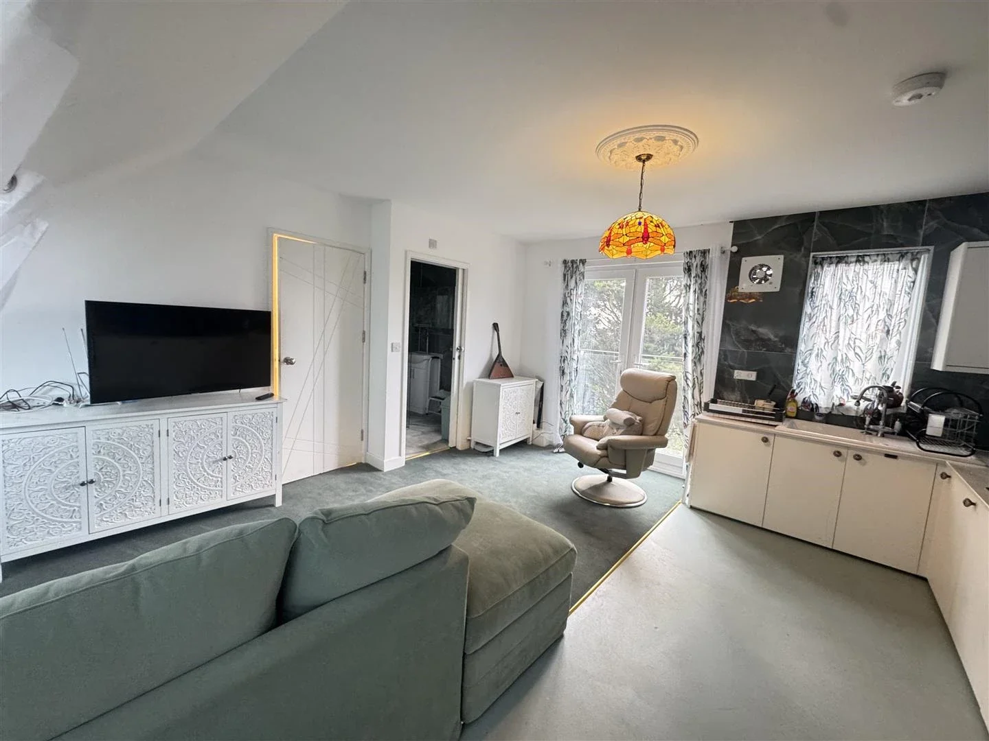 Flat Weale Road in Greater London