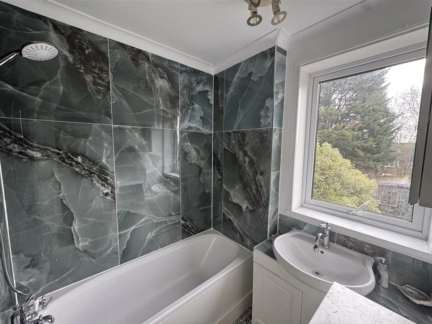 Flat Weale Road in Greater London