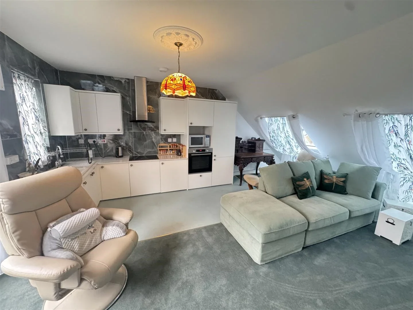 Flat Weale Road in Greater London