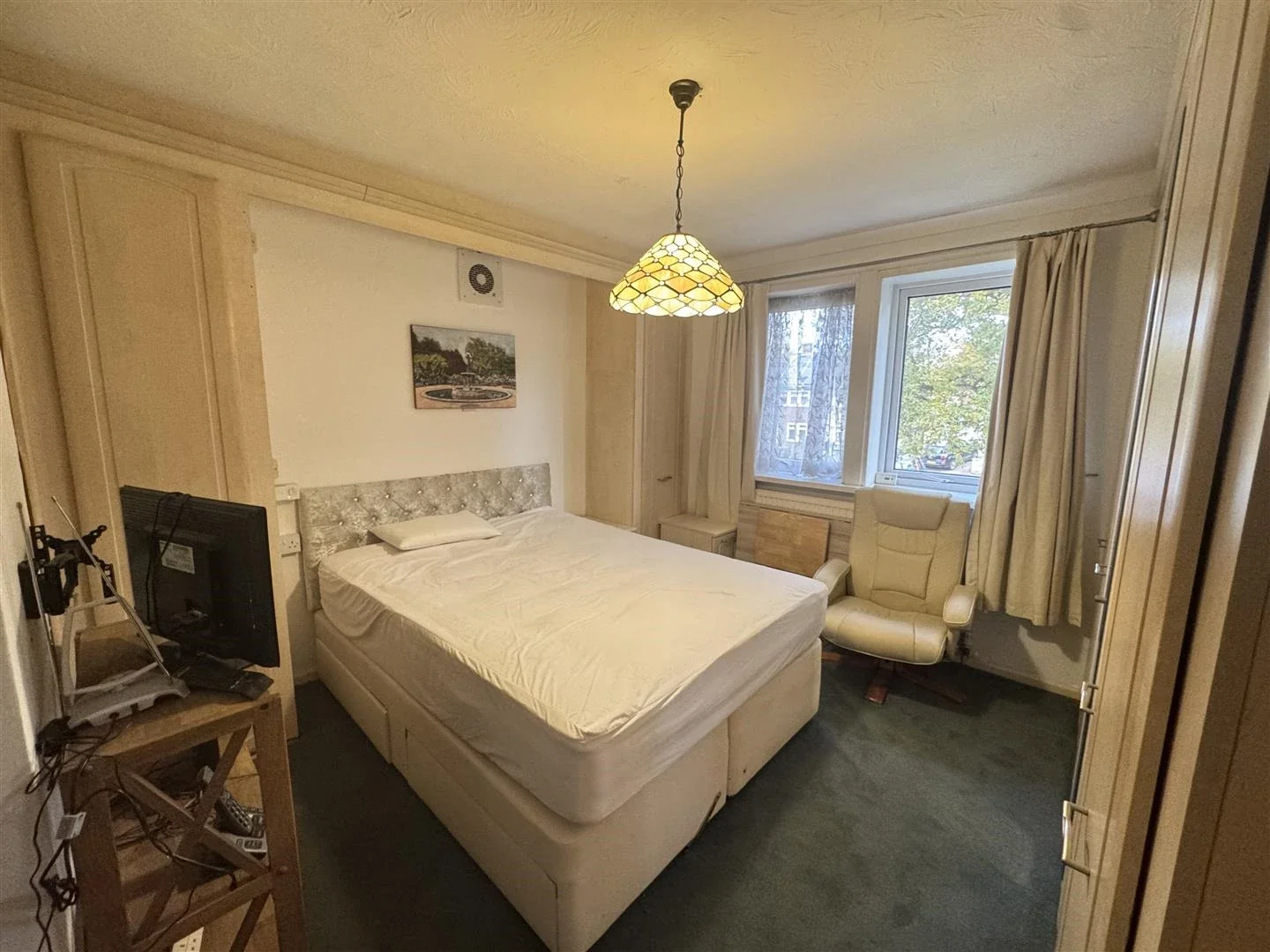 Flat Weale Road in Greater London