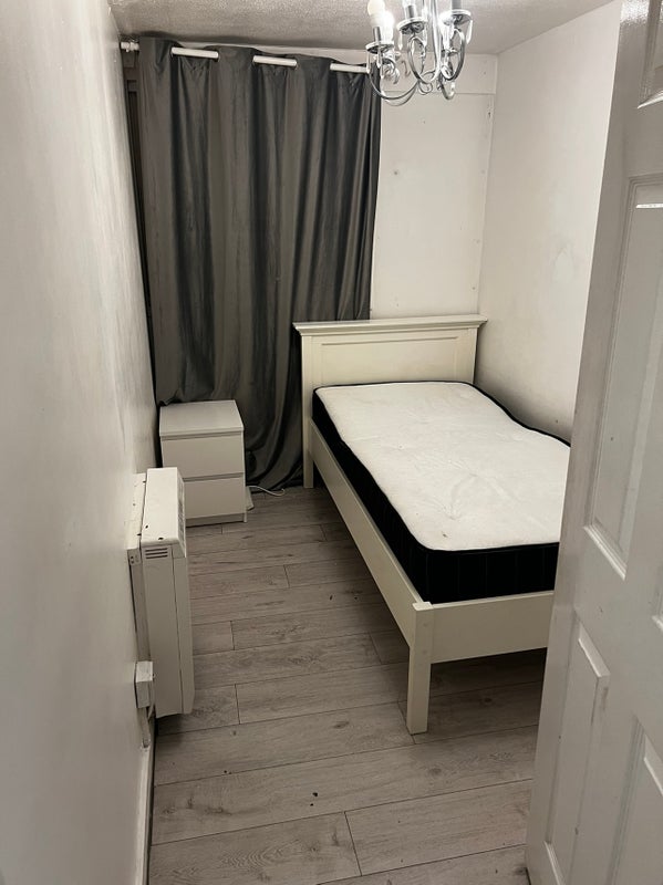 Room Langthorne Road in Greater London