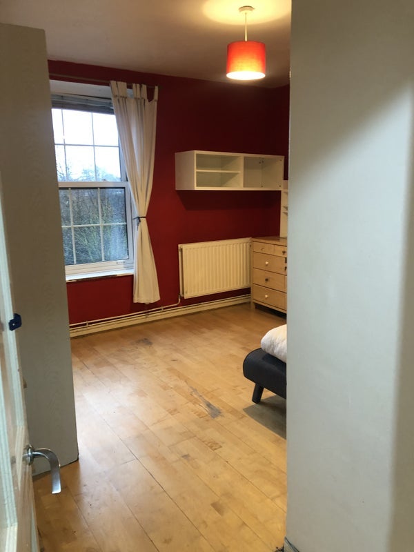 Room Harper Road in Greater London
