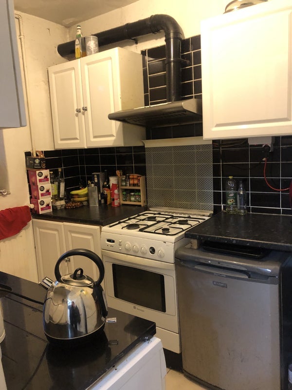 Room Harper Road in Greater London