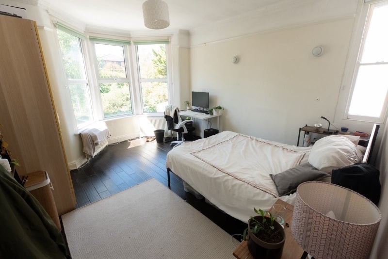 Room Aspinall Road in Greater London