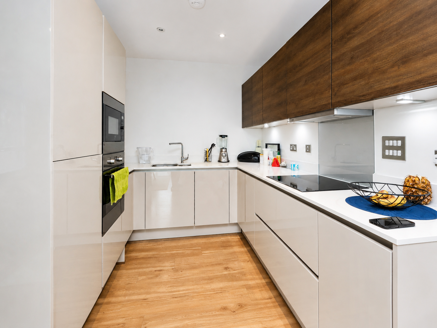 Flat Hanbury Road in Greater London
