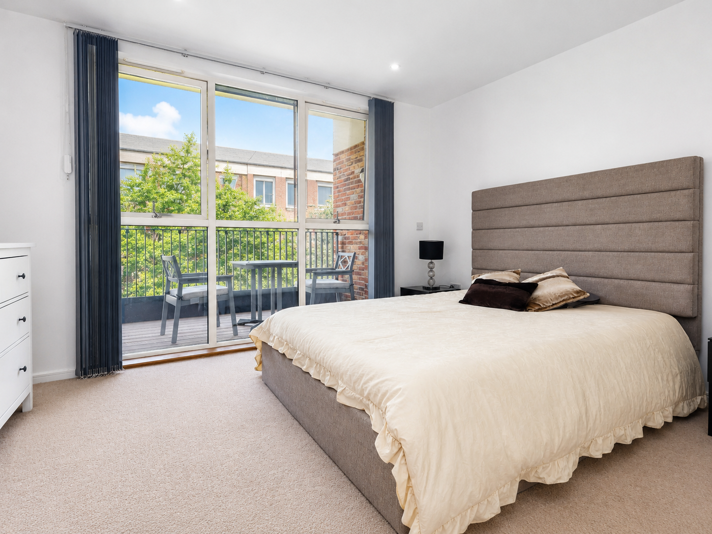 Flat Hanbury Road in Greater London