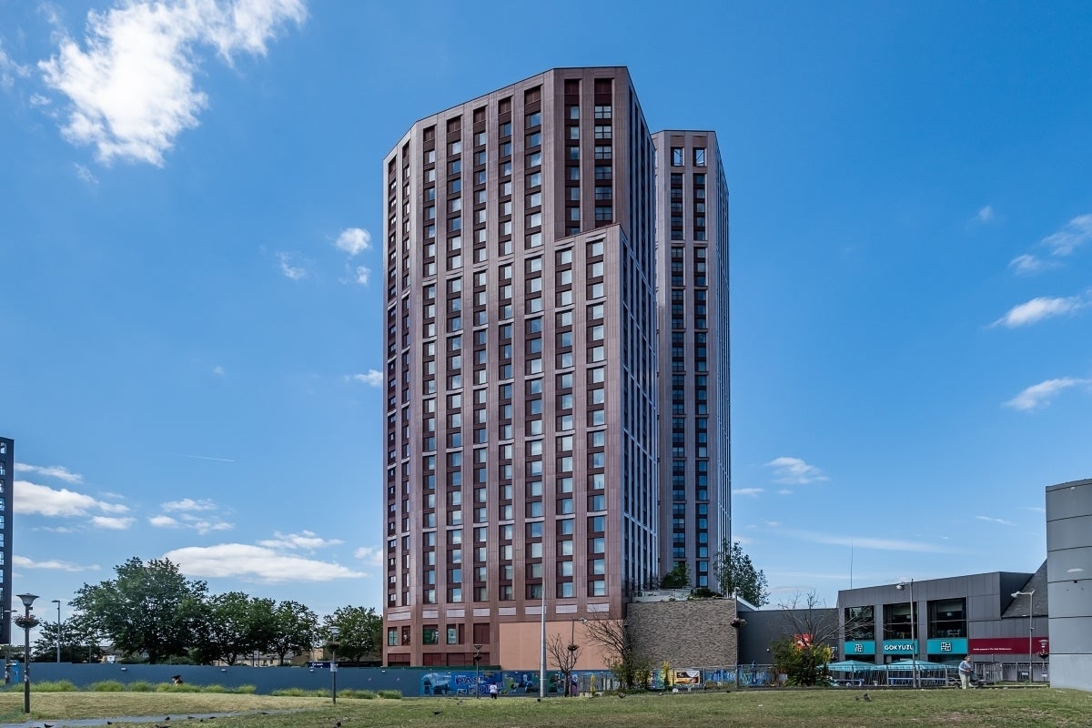 Flat Erskine Road in Greater London