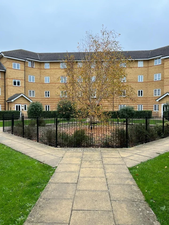 Flat Stanley Close in Greater London