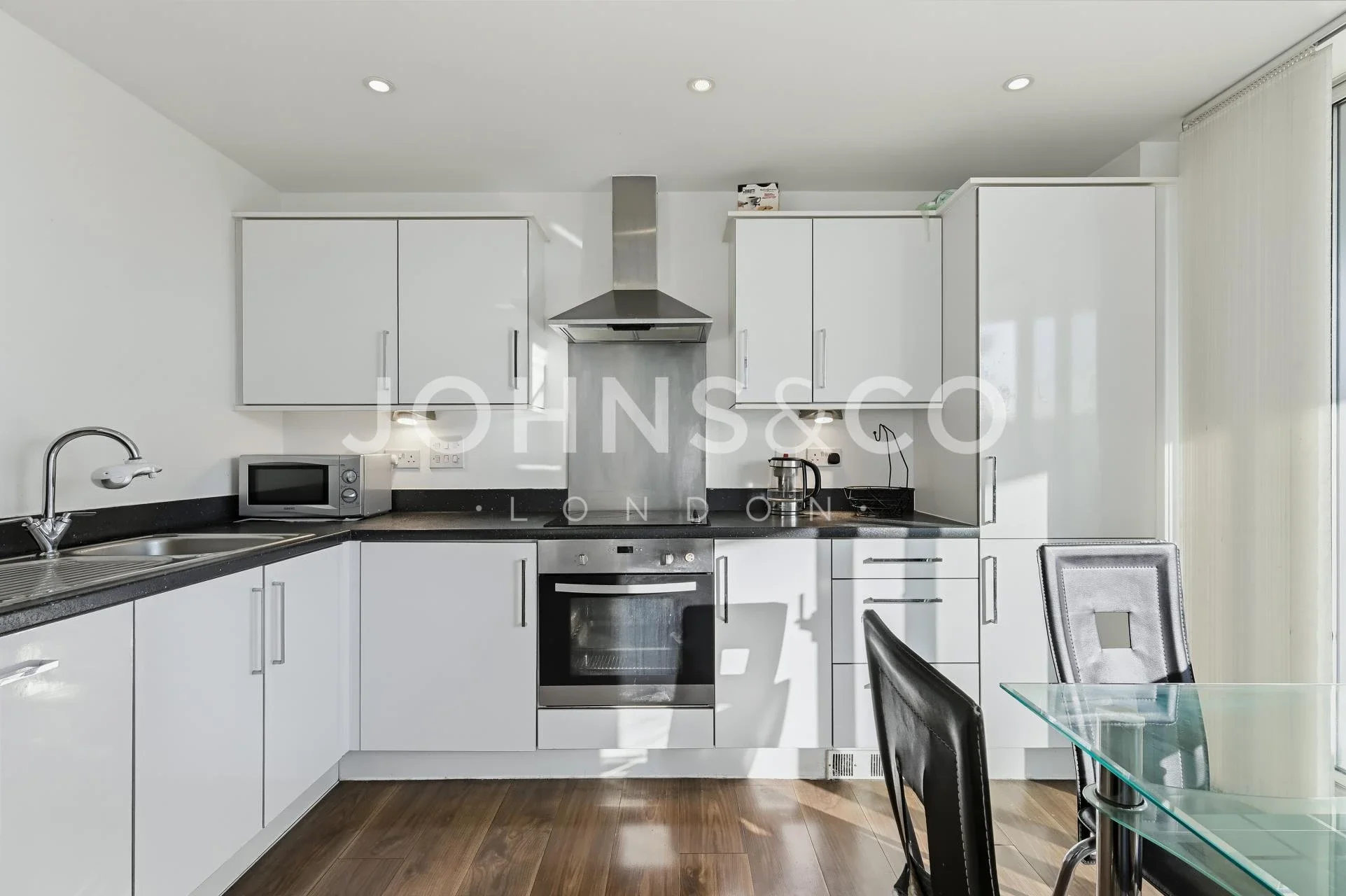Flat Ealing Road in Greater London