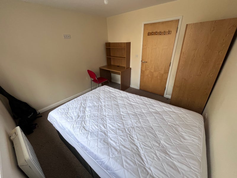 Room Gloucester Road in Bristol