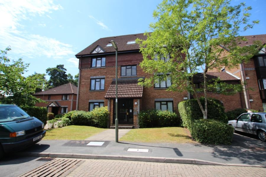 Flat Tintagel Way in Woking