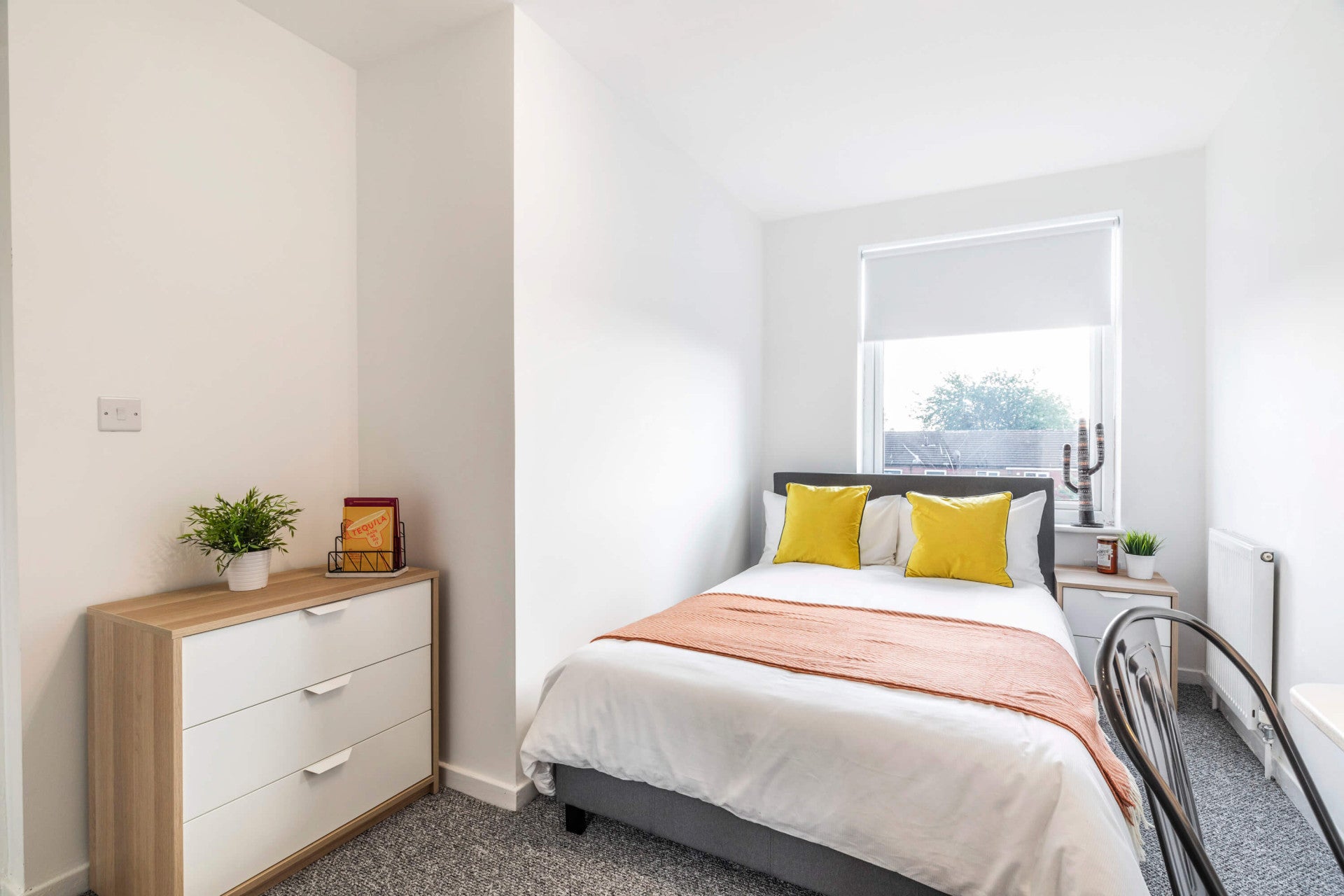 Room Hyde Park Close in Leeds