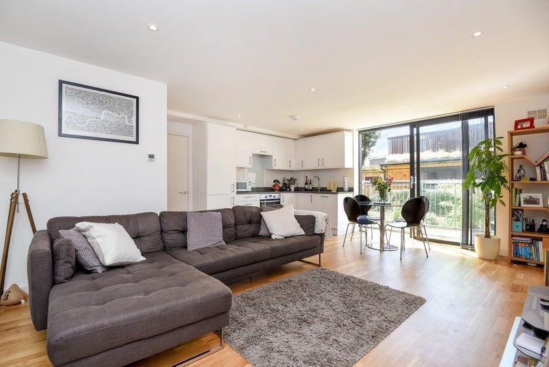 Flat Kings Avenue in Greater London