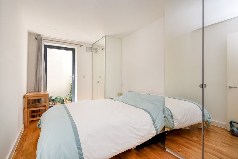 Flat Kings Avenue in Greater London