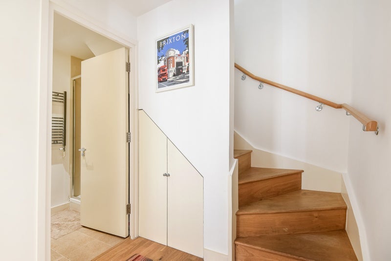 Flat Kings Avenue in Greater London