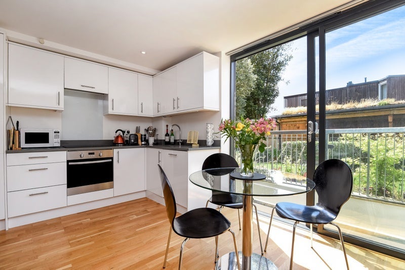 Flat Kings Avenue in Greater London