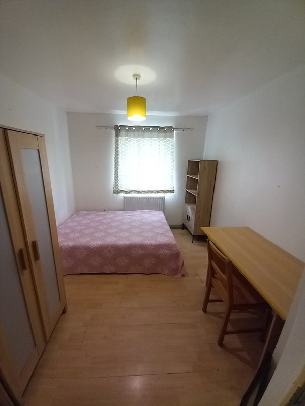 Flat Dragoon Road in Greater London