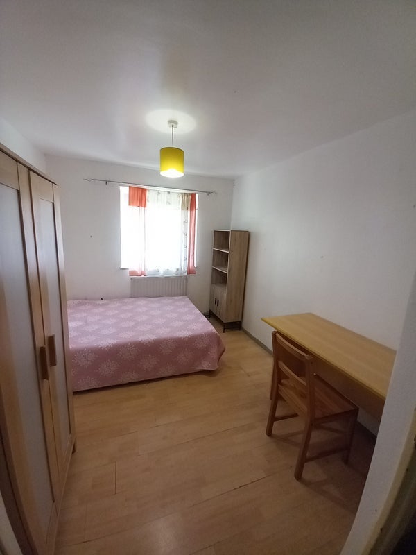 Flat Dragoon Road in Greater London