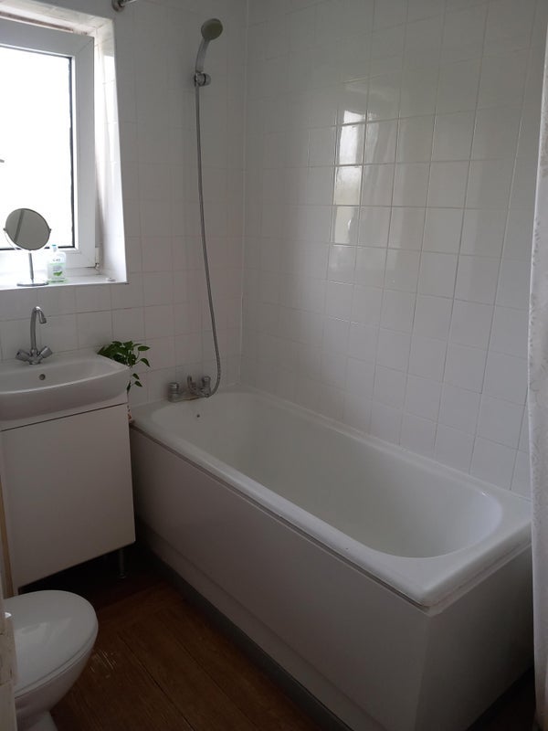 Flat Dragoon Road in Greater London