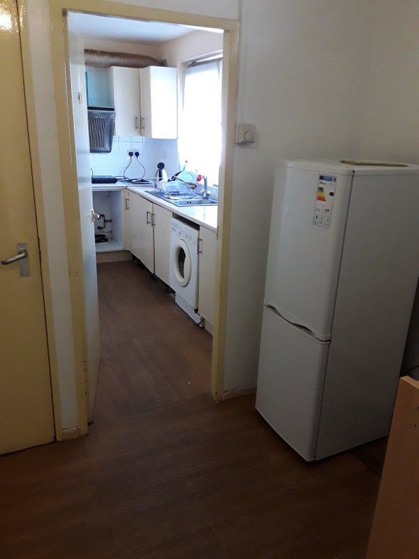 Flat Dragoon Road in Greater London