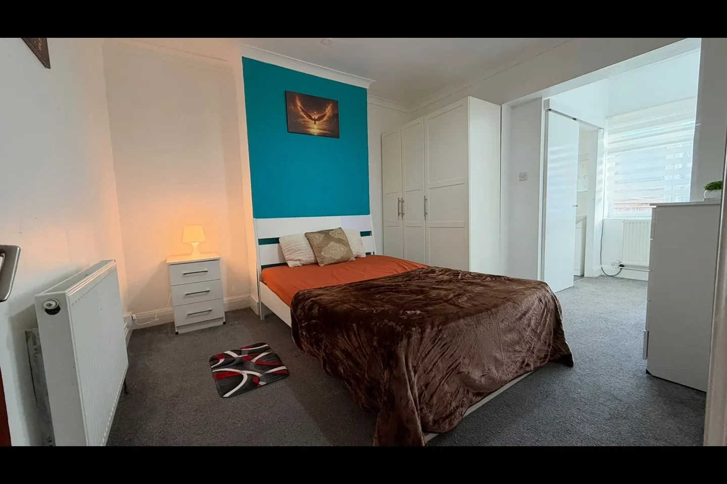 Flat Derby Avenue in Greater London