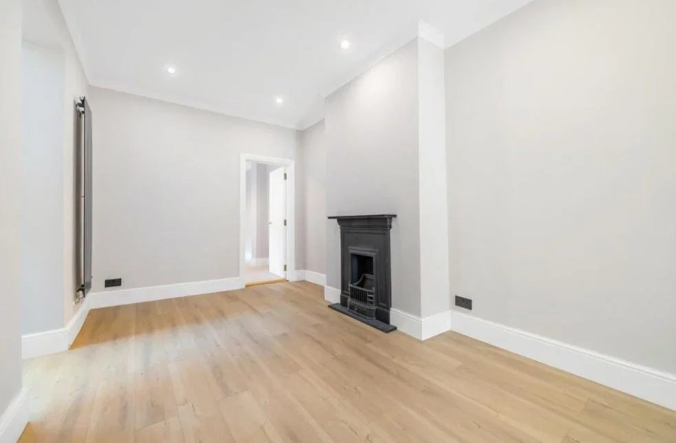 Flat Amies Street in Greater London