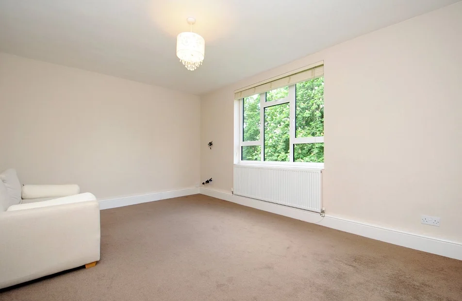 Flat Redston Road in Greater London