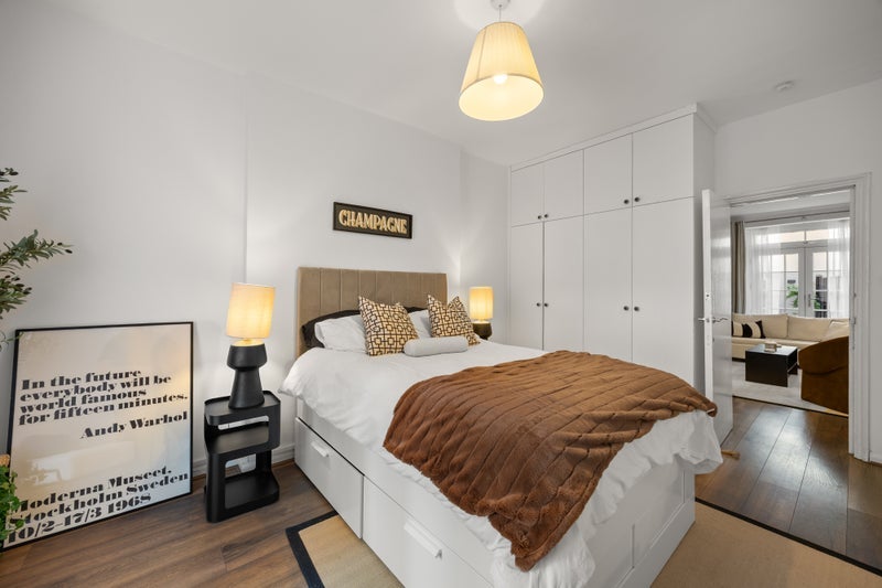 Flat Eardley Crescent in Greater London